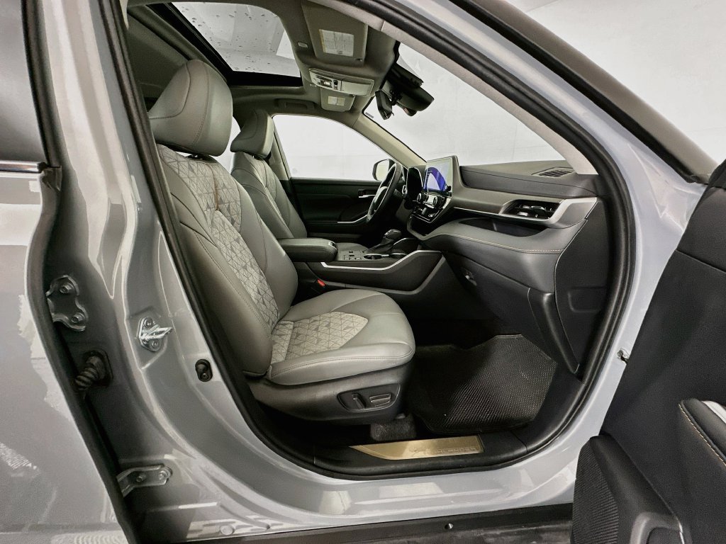 Used 2023 Toyota Highlander Bronze Edition FWD image 29