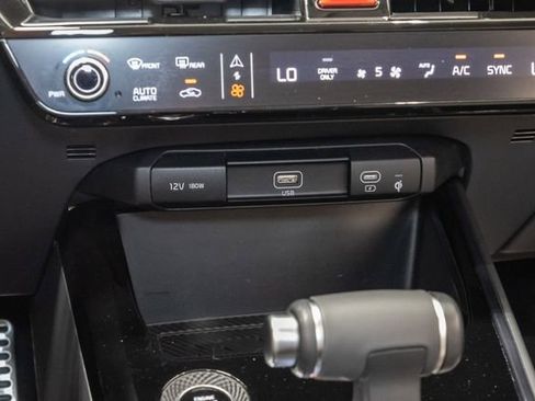 Certified 2024 Kia Niro SX Touring FWD image 21