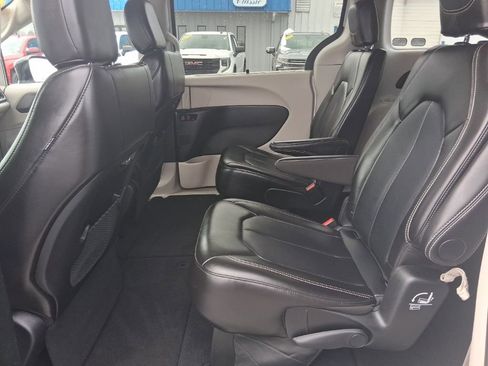Used 2024 Chrysler Pacifica Touring-L image 19