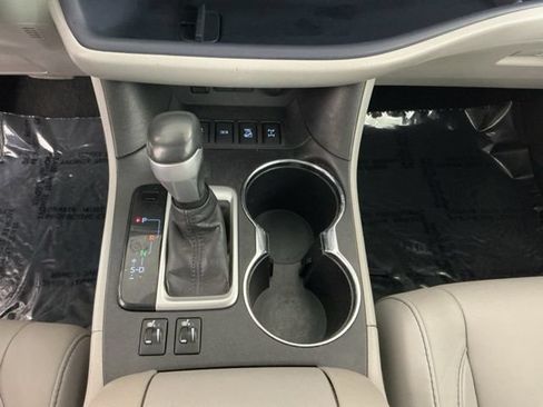 Used 2017 Toyota Highlander XLE AWD/4WD image 19