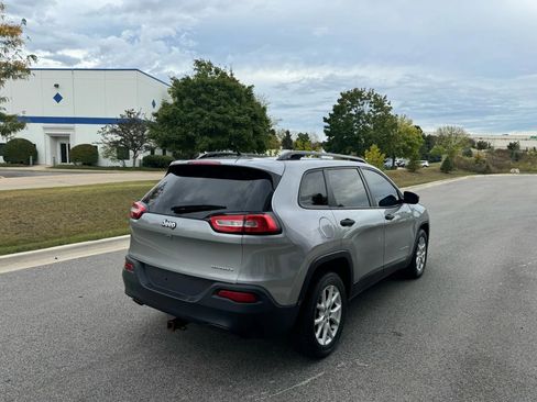 Used 2017 Jeep Cherokee Sport image 5