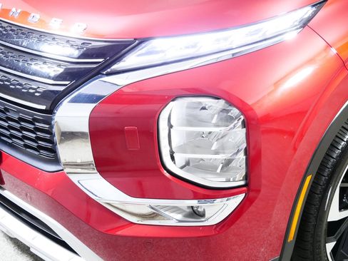 Used 2023 Mitsubishi Outlander SE image 16