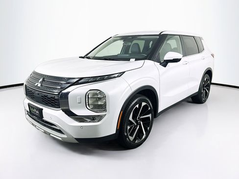 Used 2024 Mitsubishi Outlander SE image 3