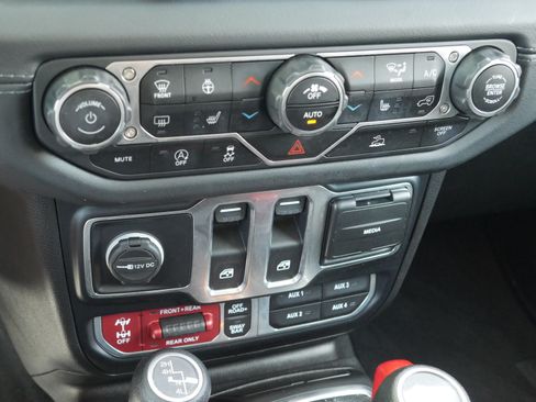 Used 2024 Jeep Wrangler Rubicon w/ Technology Group AWD/4WD image 14
