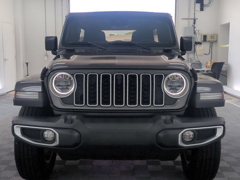 Used 2024 Jeep Wrangler Unlimited Sahara w/ Technology Group AWD/4WD image 6