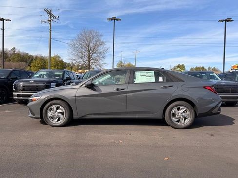 New 2026 Hyundai Elantra SE image 4