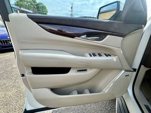 Used 2015 Cadillac Escalade Luxury AWD/4WD image 10