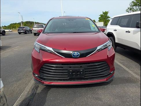 Used 2025 Toyota Sienna XLE w/ XLE Plus Package FWD image 3