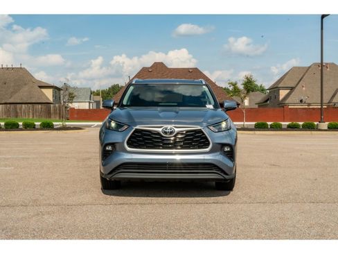 Used 2023 Toyota Highlander XLE AWD/4WD image 2