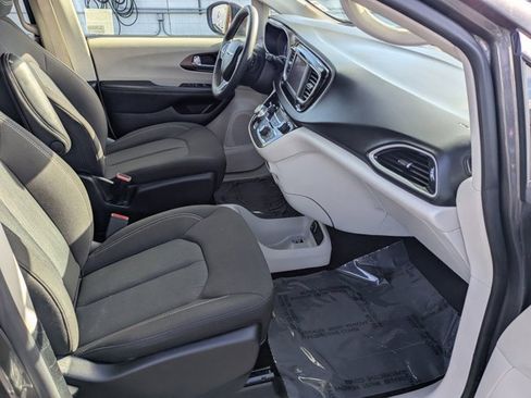 Used 2023 Chrysler Voyager LX image 5