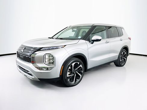 Used 2024 Mitsubishi Outlander SE image 3