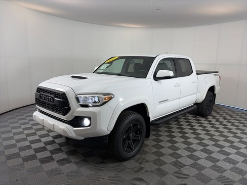 Used 2017 Toyota Tacoma TRD Sport AWD/4WD image 2