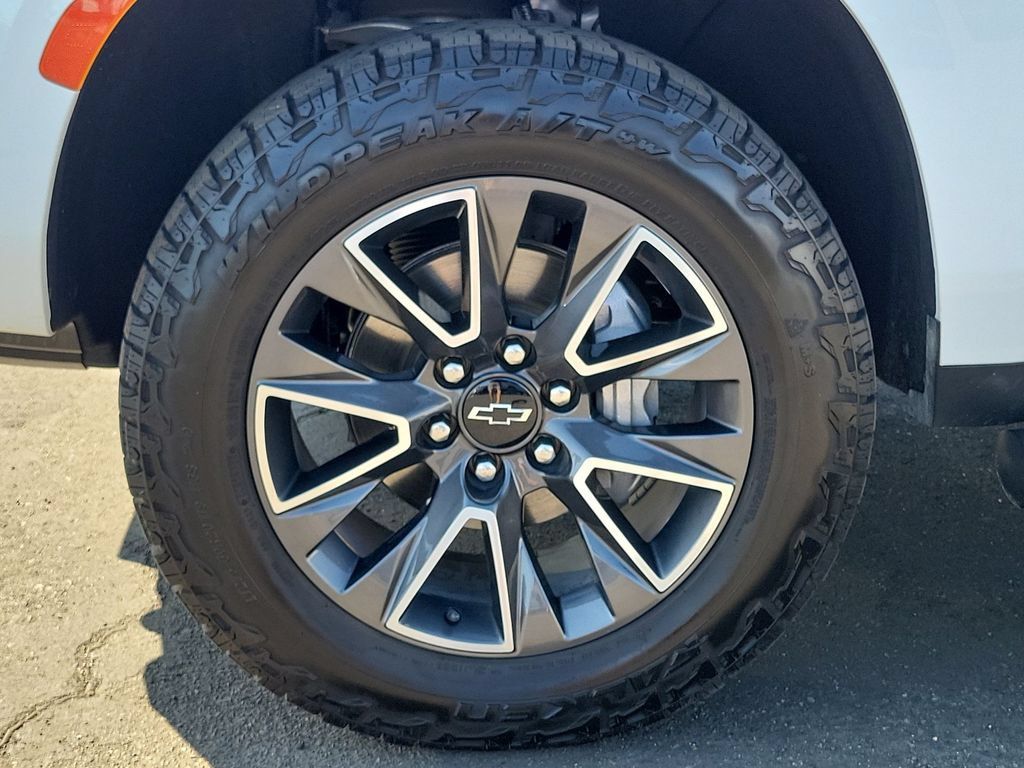 Used 2023 Chevrolet Tahoe Z71 w/ Z71 Off-Road Package AWD/4WD image 34