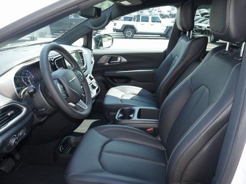 New 2026 Chrysler Pacifica Select image 2