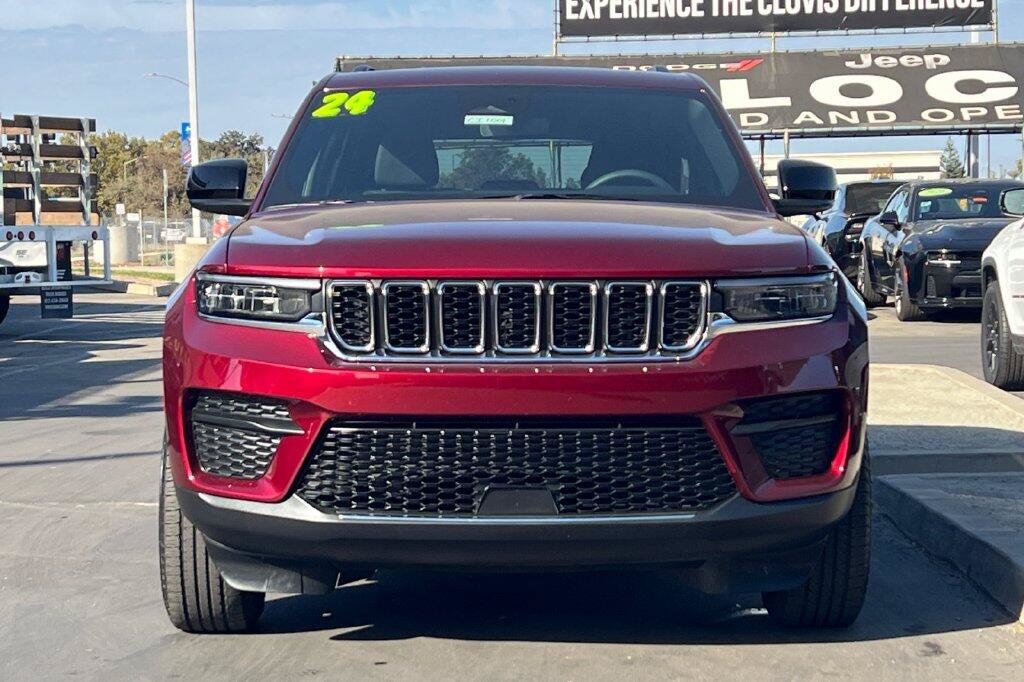 Used 2024 Jeep Grand Cherokee Laredo w/ Luxury Tech Group I RWD image 9