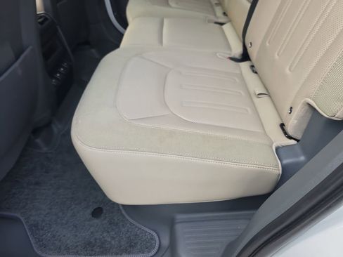 Used 2020 Land Rover Defender 110 SE image 18