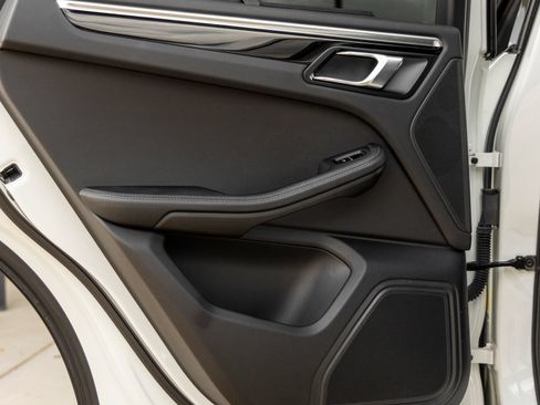 Certified 2023 Porsche Macan AWD/4WD image 32