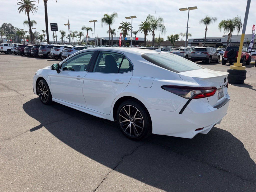 Used 2024 Toyota Camry SE w/ Convenience Package FWD image 4