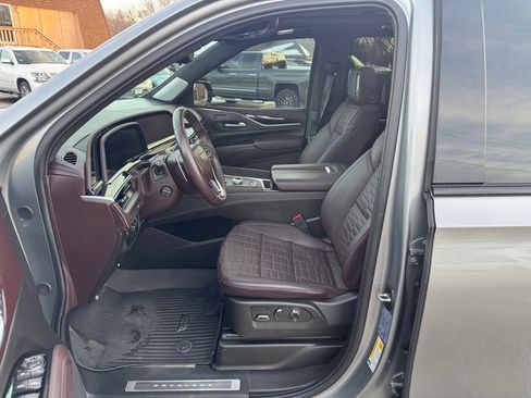 Used 2024 Cadillac Escalade V w/ LPO, ONYX Package image 16