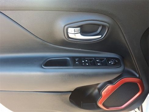 Used 2022 Jeep Renegade Trailhawk image 12