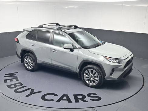 Used 2021 Toyota RAV4 XLE Premium image 32