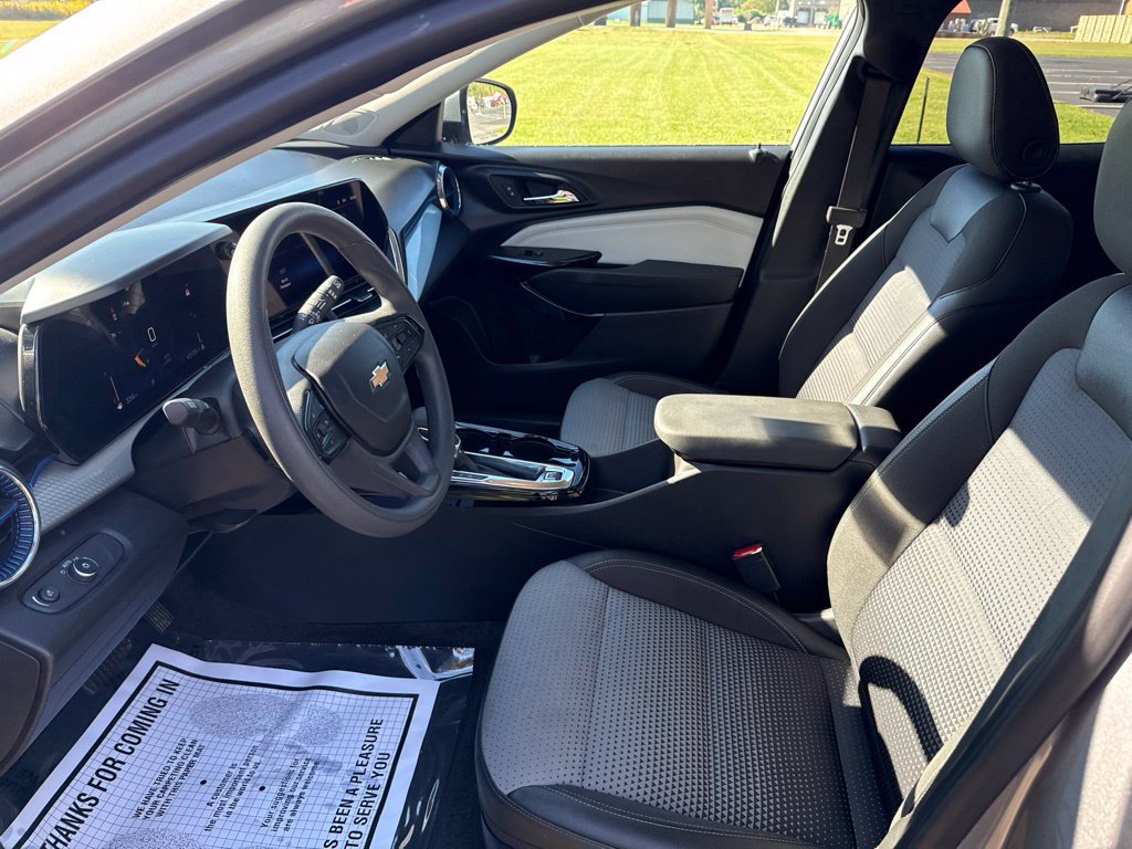 Used 2025 Chevrolet Trax LT FWD image 12