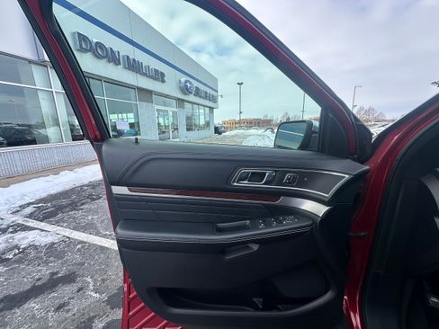 Used 2017 Ford Explorer Platinum image 17