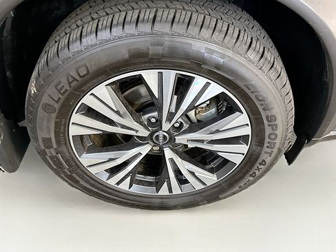 Used 2023 Nissan Rogue SV image 11