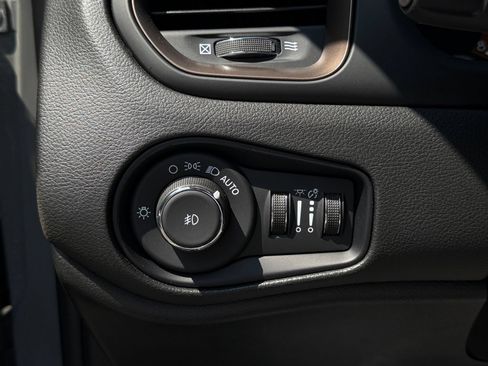 Used 2023 Jeep Renegade Latitude AWD/4WD image 23