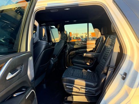 Used 2021 Cadillac Escalade Sport Platinum w/ LPO, ONYX Package image 18