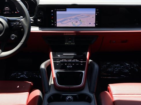 Certified 2025 Porsche Cayenne AWD/4WD image 20