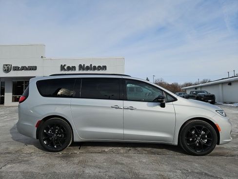 New 2026 Chrysler Pacifica Select image 13