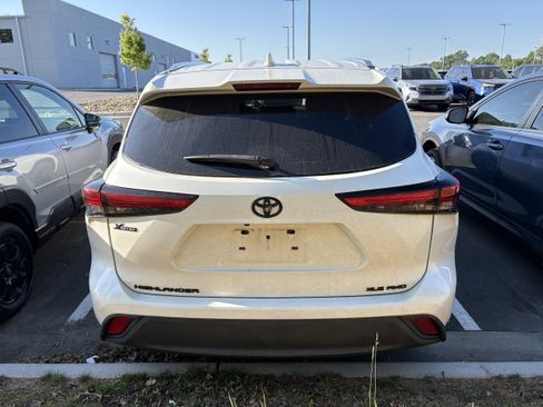 Used 2021 Toyota Highlander XLE AWD/4WD image 5