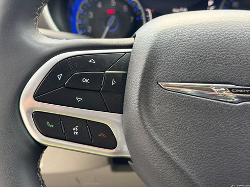 Used 2023 Chrysler Pacifica Touring-L FWD image 25