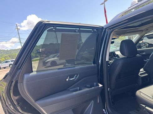 Used 2025 Nissan Pathfinder SL w/ SL Premium Package AWD/4WD image 12