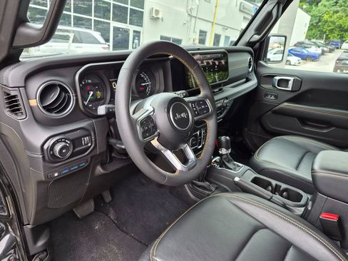 Used 2024 Jeep Wrangler Unlimited Sahara w/ Technology Group AWD/4WD image 12