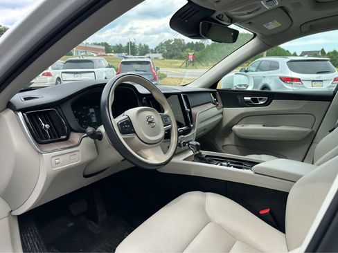 Used 2021 Volvo XC60 T5 Momentum w/ Premium Package AWD/4WD image 9