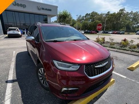 Used 2021 Chrysler Pacifica Limited FWD image 1