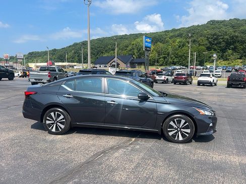 Used 2022 Nissan Altima 2.5 SV w/ SV Premium Package image 3