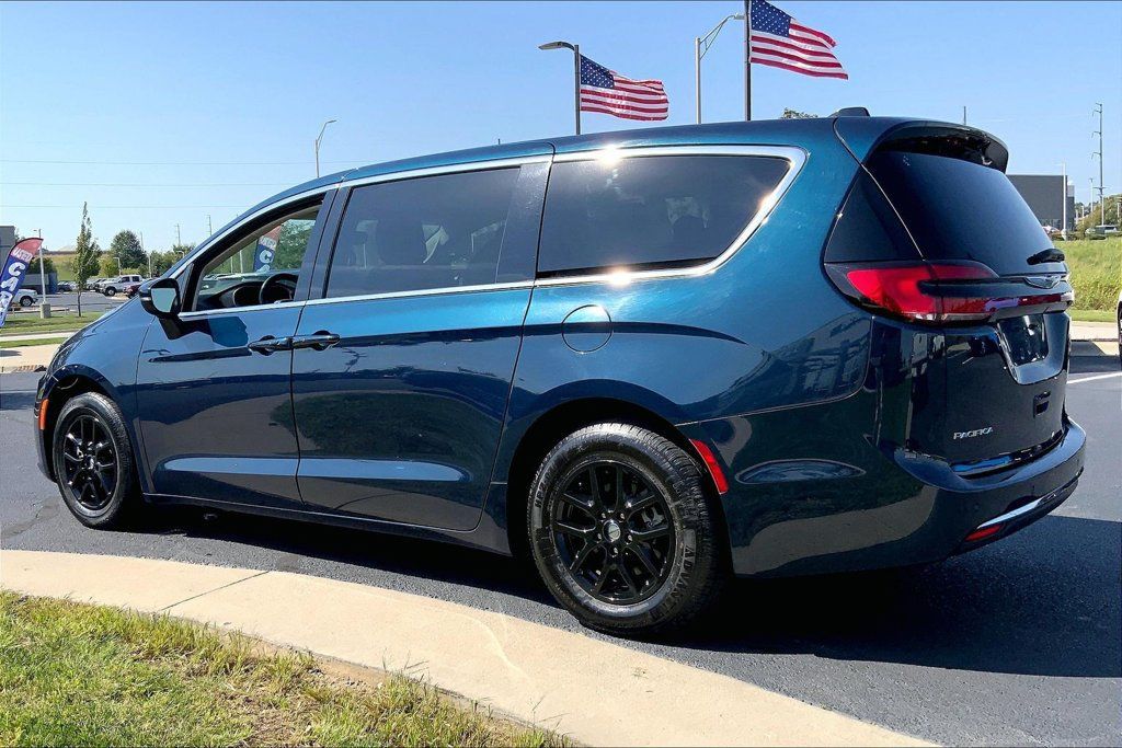 Used 2023 Chrysler Pacifica Touring-L FWD image 2