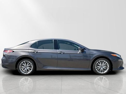 Used 2020 Toyota Camry XLE FWD image 3