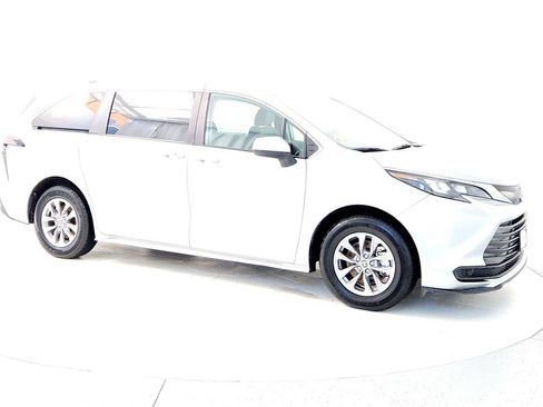 Used 2024 Toyota Sienna LE image 7
