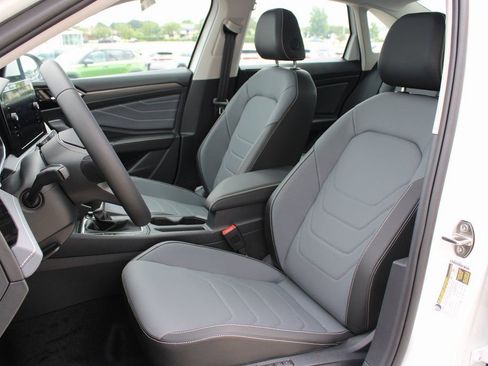 Used 2025 Volkswagen Jetta SEL FWD image 7