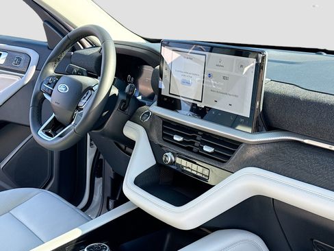 New 2026 Ford Explorer Platinum image 5