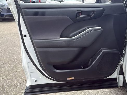 Used 2023 Toyota Highlander LE image 8