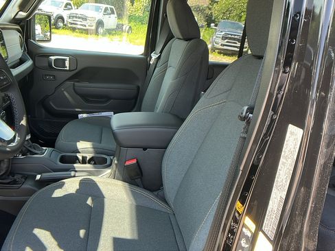 New 2025 Jeep Gladiator Sport image 17