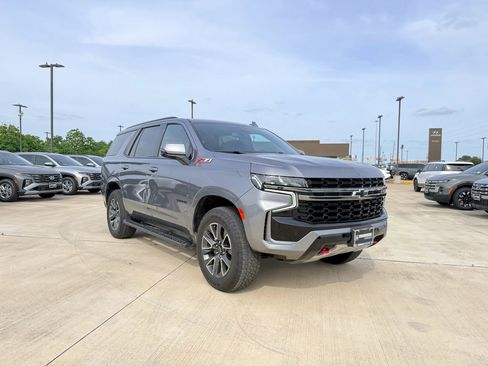 Used 2022 Chevrolet Tahoe Z71 w/ Luxury Package AWD/4WD image 2