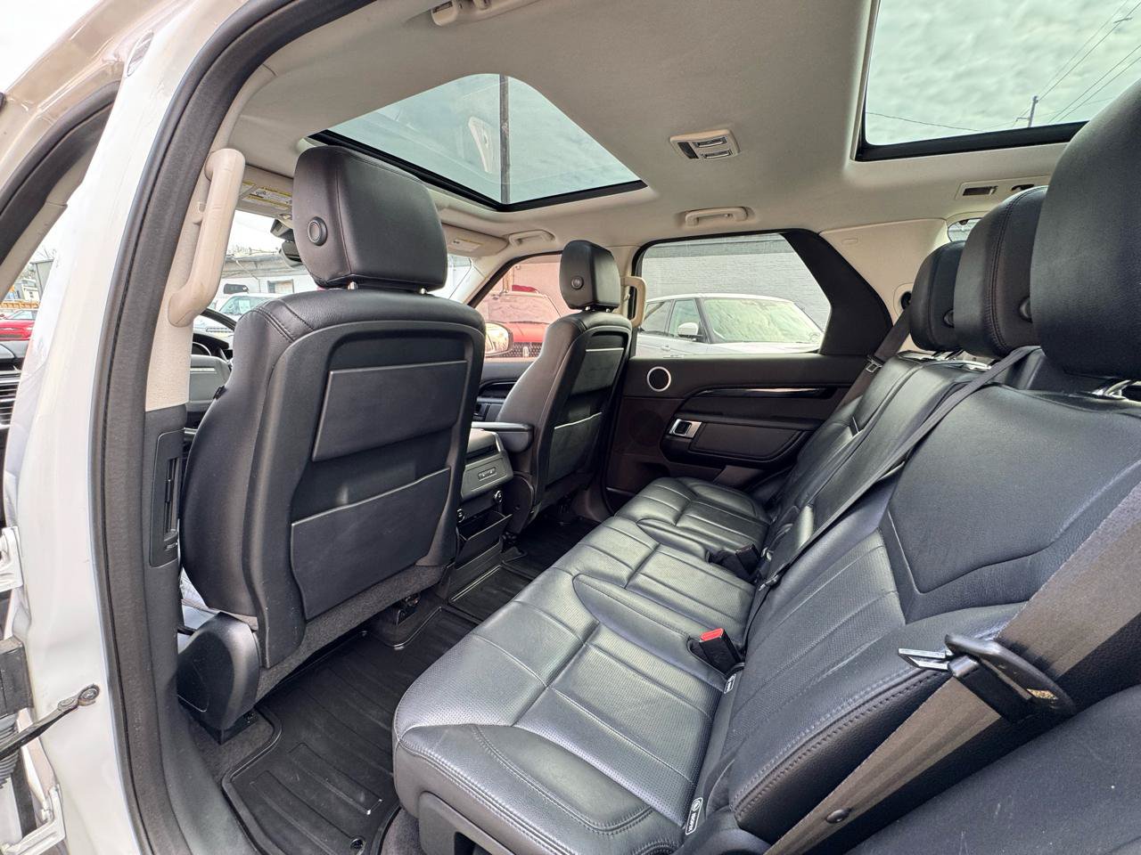 Used 2017 Land Rover Discovery SE AWD/4WD image 16