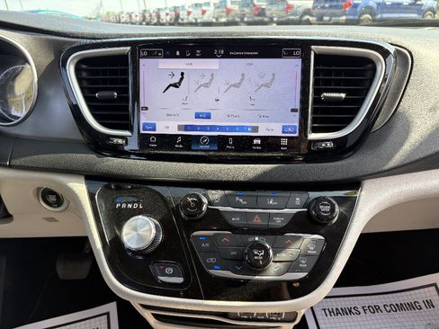 Used 2023 Chrysler Pacifica Touring-L image 27