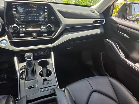Used 2022 Toyota Highlander XLE FWD image 13